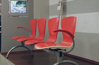 Für Wartebereiche und Wartezimmer eignen sich die Traversenbänke bestens