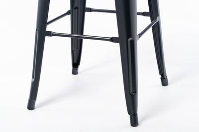 Die nach außen laufenden Stuhlbeine gewähren einen stabilen Stand