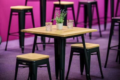 Hocker und Barhocker im Tolix Style schaffen besonderes Ambiente