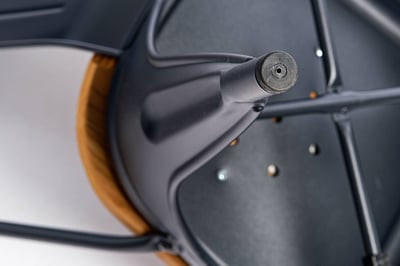 Um Ihren Bodenbelag vor Beschädigungen zu schützen sind an allen Stuhlbeinfüßen Schutzkappen aus hochwertigem Kunststoff vorgesehen