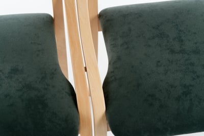 Die Dheli-Stühle lassen sich eng miteinander verbinden