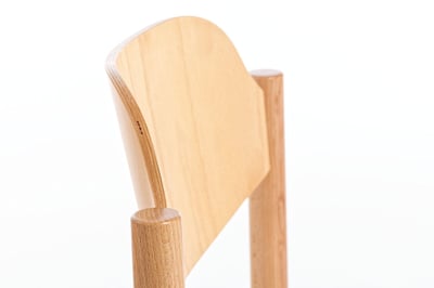 Die Holzrückenlehne ist leicht gebogen