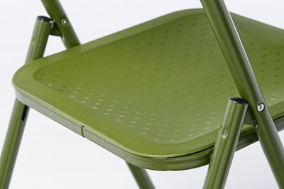 Die Sitzfläche ist leicht nach hinten gekippt