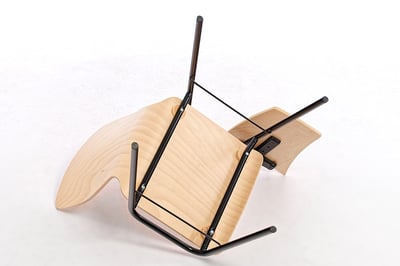 Das Stuhlgestell aus Stahlrohr ist stabil