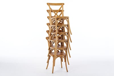Der Holzstuhl Halmstadt kann hoch gestapelt werden