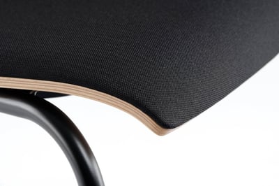 Die Polsterung und die Sitzschale sind vorne gebogen für ein bequemes Sitzen