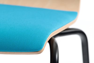 Die gepolsterte Sitzschale ist nach vorne hin gebogen