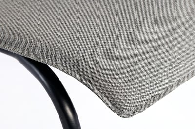 Die Sitzfläche ist vorne angenehm nach unten gebogen