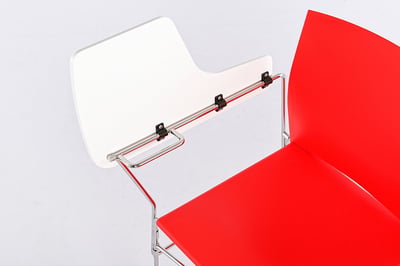 Der Klappmechanismus des Arbeitstischchens ist einfach und robust