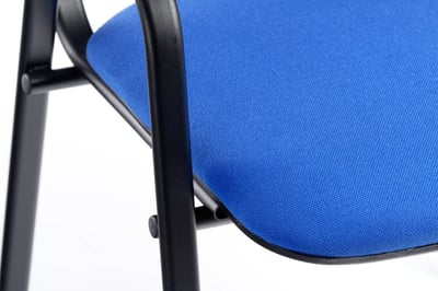 Querstreben laufen unter der Sitzfläche