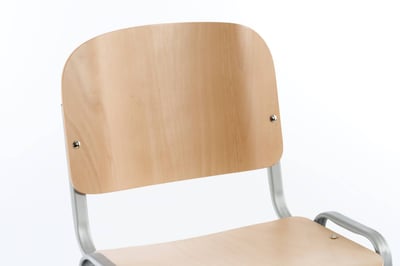 die offene Rückenlehne sorgt für ein lockeres Design