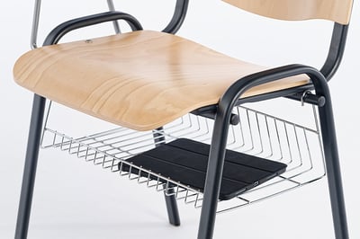 Unterlagen und Arbeitsmaterial können in dem Korb abgelegt werden