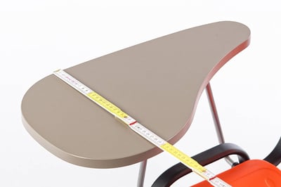 Die Farbe des Tablars und der Halterung kann gewählt werden