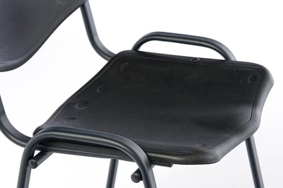 Die Kunststoffsitzfläche ist leicht gewölbt