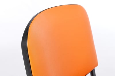 Die gepolsterte Rückenlehne ist leicht gebogen