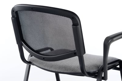 Die Löcher der Rückelehne sorgen auch bei heißem Wetter für optimale Luftzirkulation