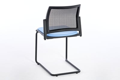 Das Stuhlgestell des Freischwingers fängt Bewegungen leicht auf