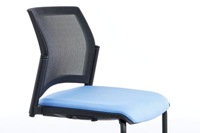 Die Konstruktion des Freischwingerstuhls London FS lädt zu ermüdungsfreiem Sitzen ein