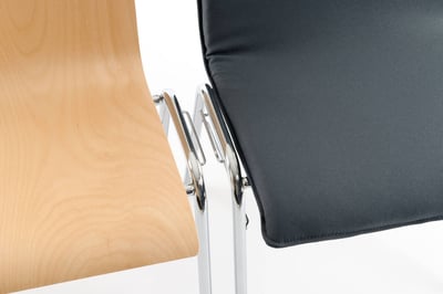 Die Stuhlverbindungen werden einfach ineinander gehackt