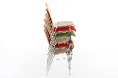 Schalenstühle lassen sich auch mit Polsterung gemischt stapeln