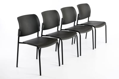 Der pflegeleichte Kunststoffstuhl eignet sich gut für Wartezimmer