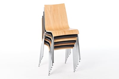 Unsere-Mailand-HO-Schalenstühle-lassen-sich-gut-stapeln