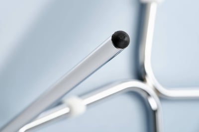 Bodengleiter an den Stuhlbeinen schützen ihren Fußboden
