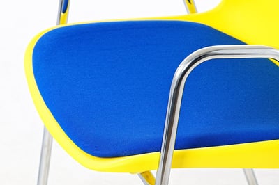 Die Sitzpolsterung passt sich der Kunststoffschale perfekt an
