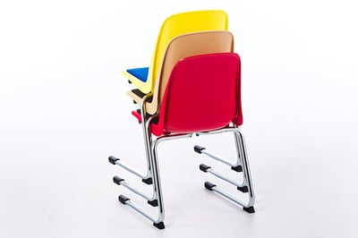 Die Freischwingerstühle können zu dritt übereinander gestellt werden