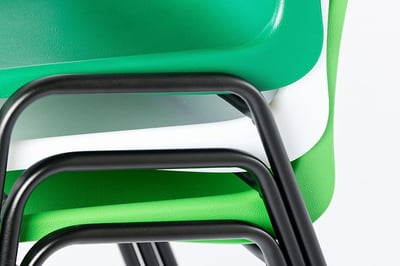 Die pflegeleichte Kunststoffsitzschale und das Gestell geben ein passendes Design