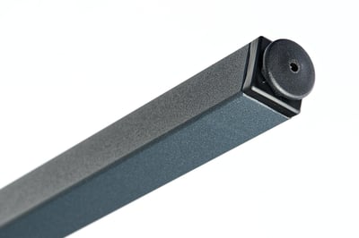 Die Kunststoffgleiter an den Tischbeinen des Malta Quadrat sind höhenausgleichend