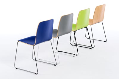 Der Stuhl Manila KU in Reihenaufstellung