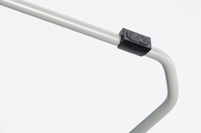 Der Stuhl Manila KU ist mit bodenschonenden Gleitern ausgestattet