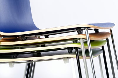 Der praktische Stapelschutz schont die Stühle