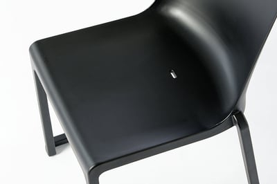 Die Formen des Kunststoffstuhls sind ergonomisch gerundet