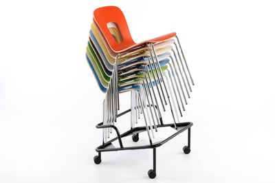 Mit dem Rollwagen lassen sich die Stuhlstapel schnell transportieren