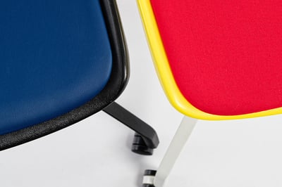 Das Sitzpolster ist in Stoff und Kunstleder verfügbar