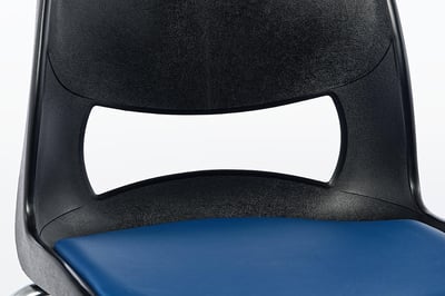 Durch die offene Rückenlehne kann der Mila FS SP einfach getragen werden