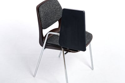 Die Ablagefläche ist auch nach oben hochklappbar