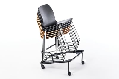 Mit dem universalen Transportwagen können die Stapelstühle gerollt werden