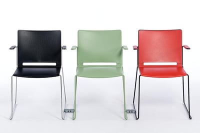 Die Armlehnenstühle können mit optional erhältlichen Verbindern zu festen Stuhlreihen gestellt werden