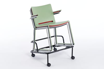 Mit dem Transportwagen können die Stapelstühle Multan AL transportiert werden