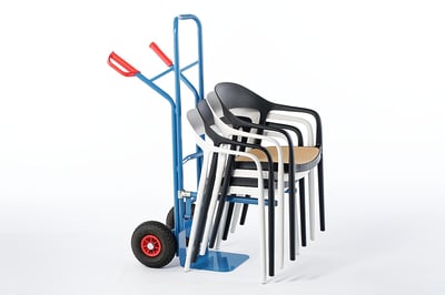 Mithilfe der Stuhltransportkarre können die Stühle verteilt werden