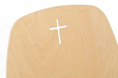 Auf Wunsch kann eine hochwertige Kreuzausfräsung in der Lehne gefräst werden