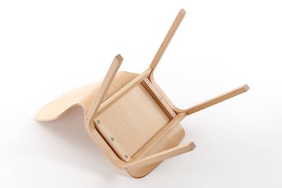 Eine feste Verbindung der Sitzschale mit dem Holzgestell