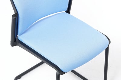 Die Polsterbezüge bestehen aus schmutzabweisenden Stoff