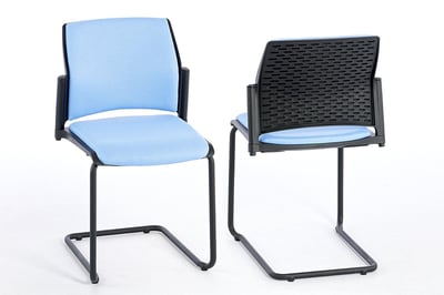 Polsterbezüge bilden einen schönen Kontrast zur schwarzen Rückenlehne