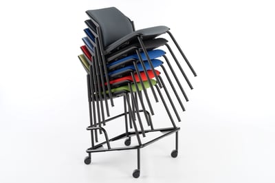 Mit einem Rollwagen lassen die Stühle gestapelt schnell und leicht transportieren