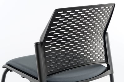 Die gelochte Rückenlehne stützt besonders den unteren Rückenbereich