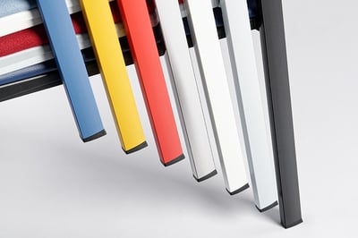 Verschiedene Farben des Gestells können auf unserer Website konfiguriert werden